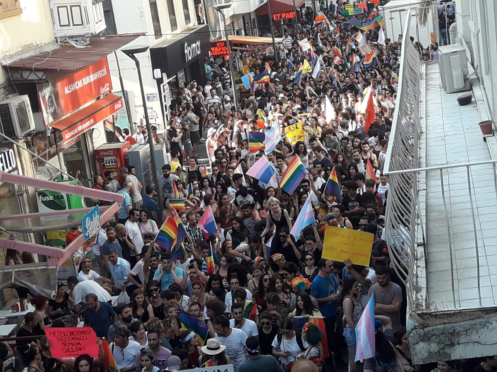 6. İzmir Onur Yürüyüşü: İnatla, kararlılıkla ve coşkuyla! Kaos GL - LGBTİ+ Haber Portalı